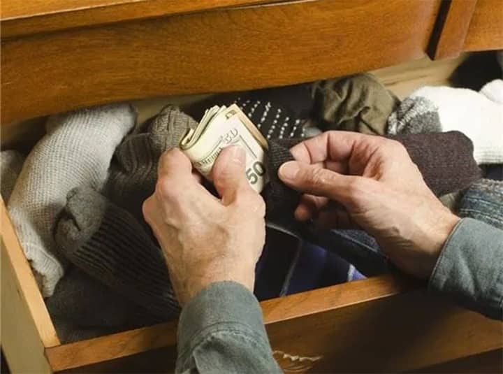 4 vị trí không nên cất tiền mặt trong nhà kẻo đuổi khéo Thần Tài