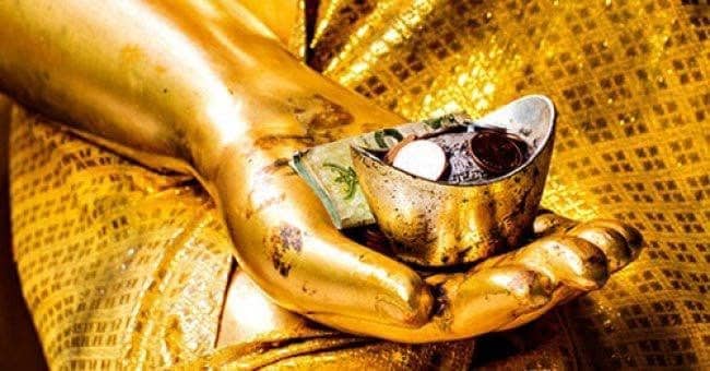 Phải chăng Phật chỉ ban phước cho người giàu? Nghịch lý cửa Phật